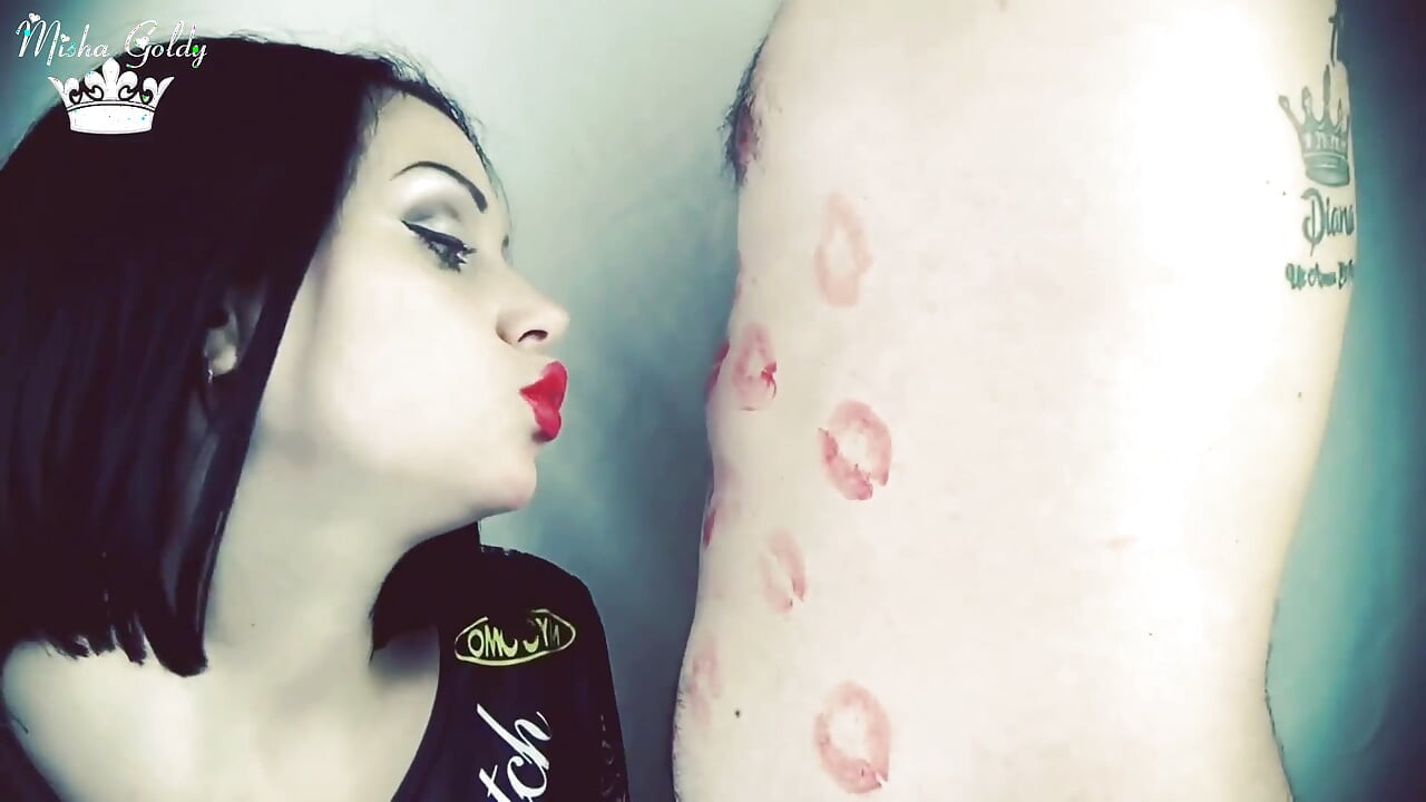 Obejmujące brzuch, klatkę piersiową i pępek Alexa pocałunkami w czerwonej szmince !!