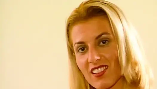 Крошка-блондинка из Германии показывает свое идеальное тело в нижнем белье