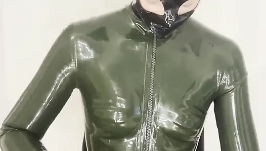 Geknebeltes latex-mädchen filmt ihren mund und hatte einen intensiven orgasmus