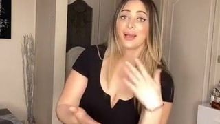 Sarah marocaine sexy baise son corps 23