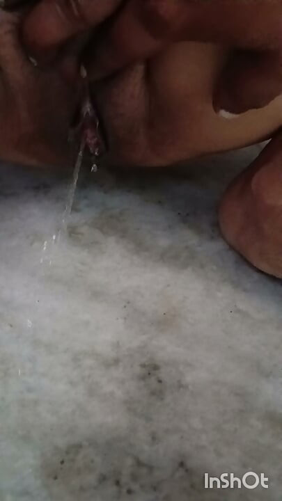 आपकी हॉट भाभी घर के टॉयलेट में पेशाब करती हुई