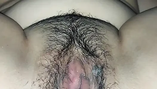 Erkek arkadaşının geleceğinden korkan bir kadın panikliyor.