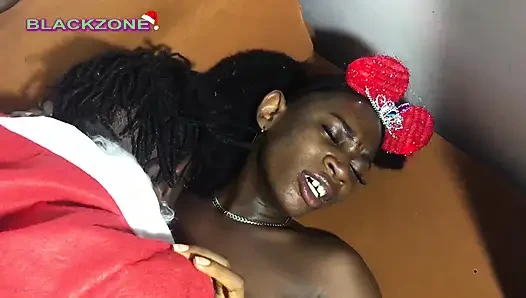 Трахаю на Рождество мою сочную, текущую сливочную киску на столе