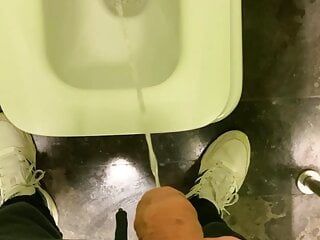 Xixi e esperma em um banheiro público