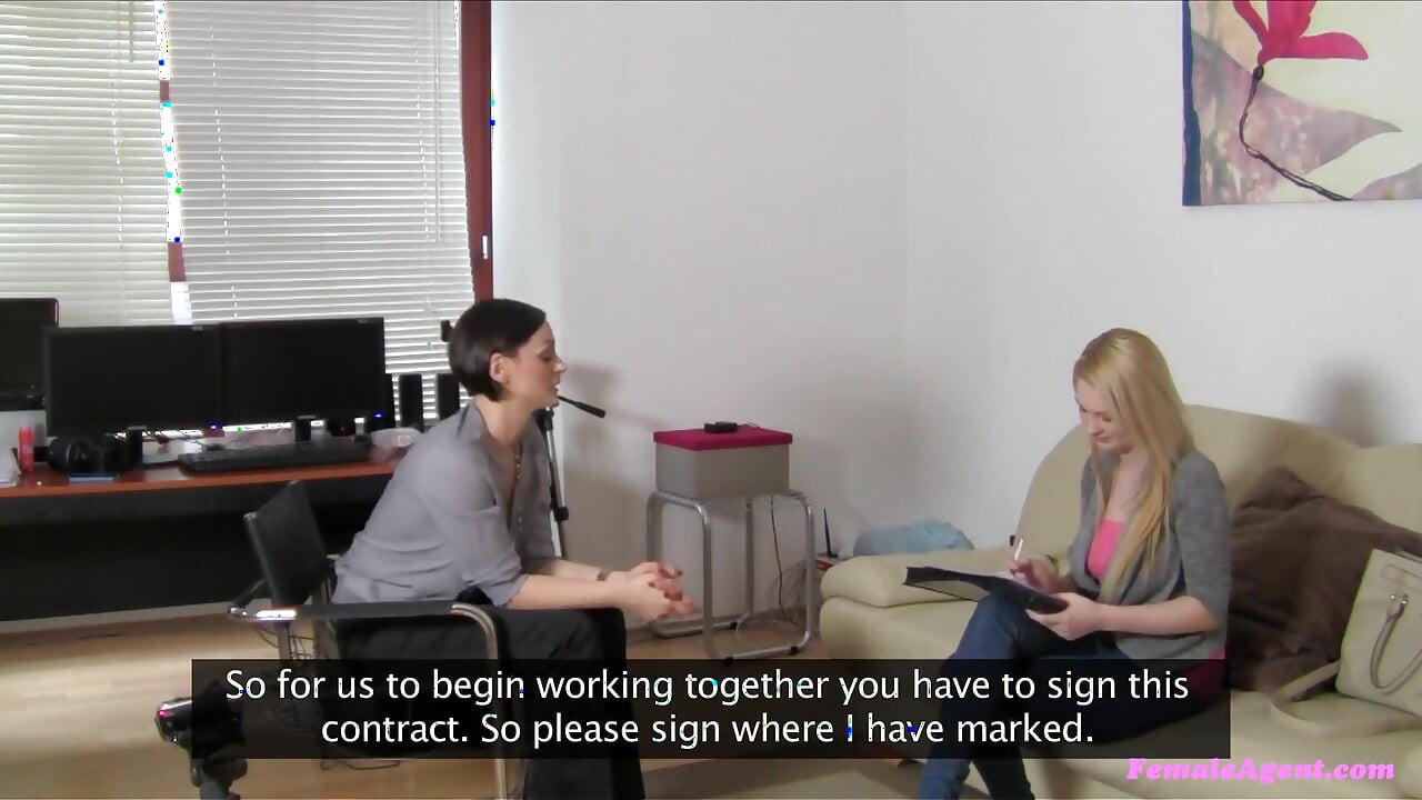 Agentka - wspaniała blondynka Antonya i jej szef cieszą się Kinky Office 69 & Hot Pussy Palcowania