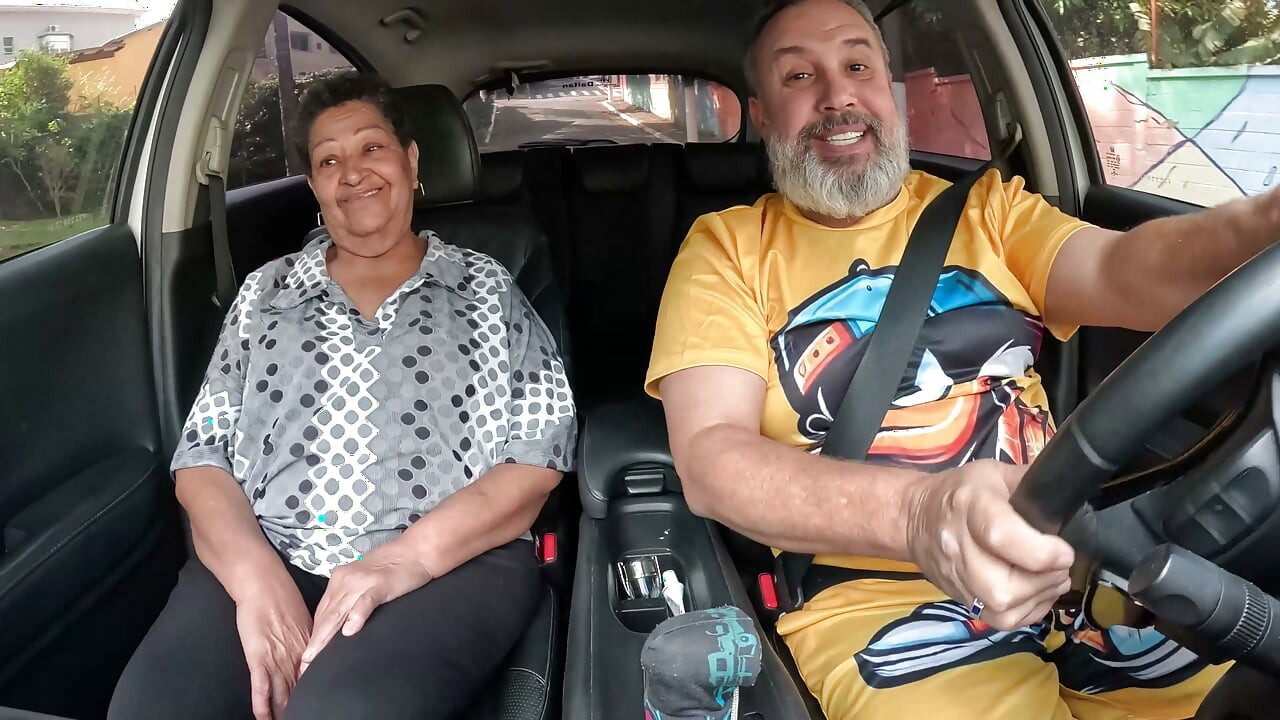 73 yaşında olan Dora Rodrigues, Brezilya'nın en yaşlı Brezilyalı oyuncusu, bu yolculuğa bindi ve Ted'e kendini verdi