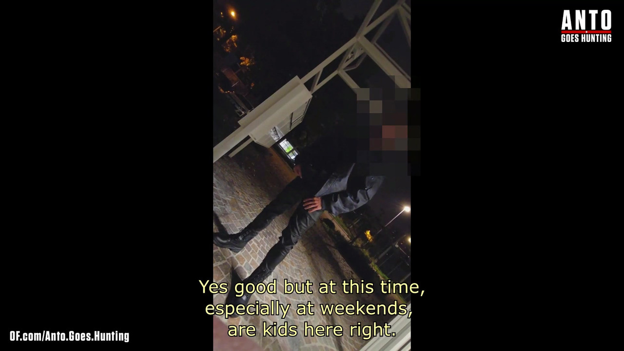 另一个保安走近并说服