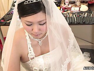 Brunetka Emi Koizumi šuká na necenzurovaných svatebních šatech.