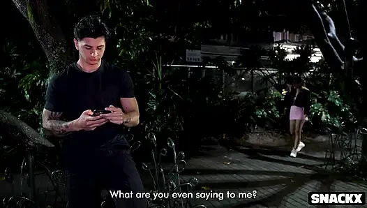 Herzgebrochenes mädchen in einem park abgeholt