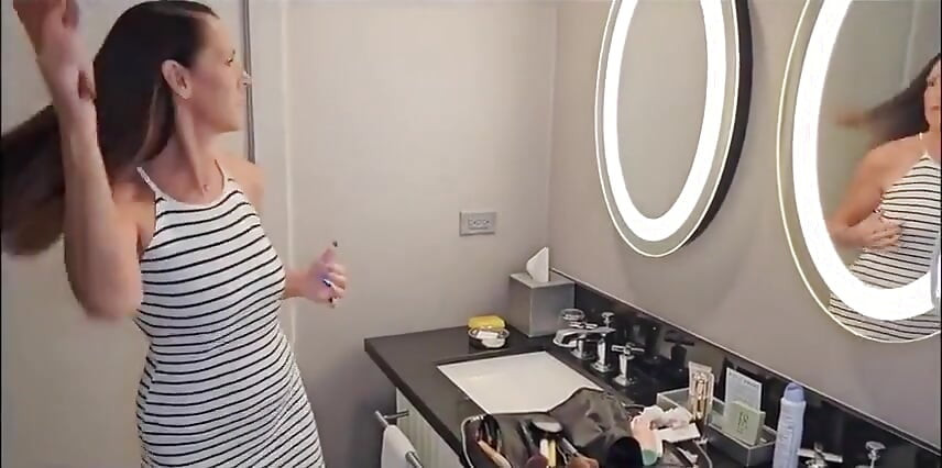 Sexy reife mallory genießt einen bbc auf dem balkon
