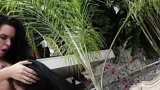 Lezbiyenler Öpüşür ve Bir Yere Birleşir