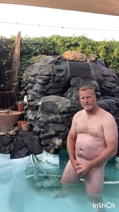 Seksi golotinja kraj bazena