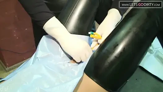 Yaramaz orta yaşlı seksi kadın küçük bir yarakla oynamayı seviyor