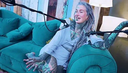 Ich spreche über G - Grattitude- ASMR podcast SFW spricht goth dünnes mädchen dreadlocks tattoo-model mit tinte mädchen