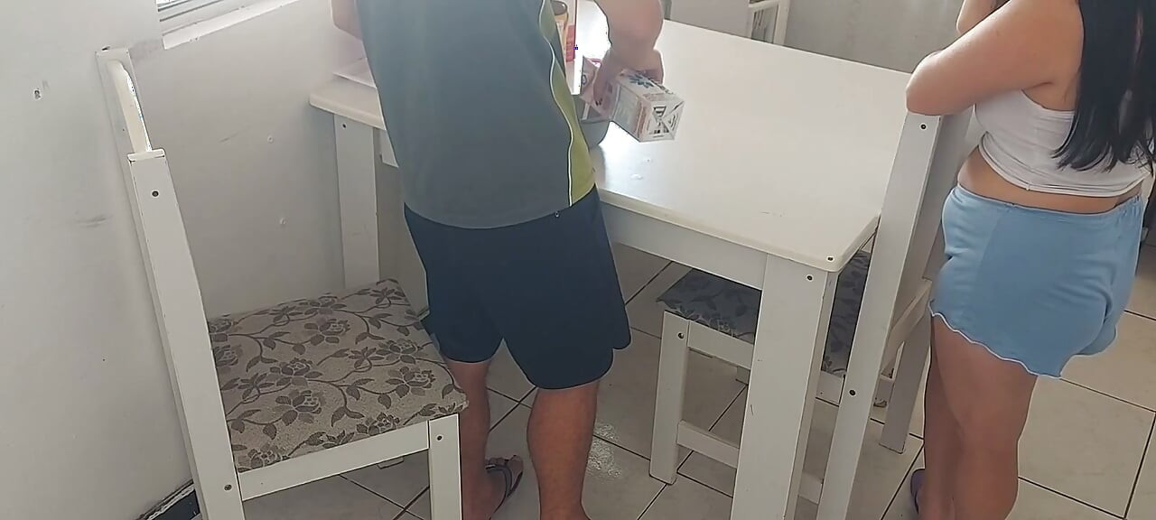 继女想要吃早餐, 所以我给了她胡椒香肠