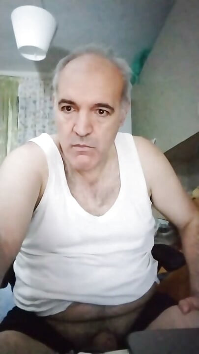 Her sabah gözlerimi açar açmaz penisimi mastürbasiye ederim
