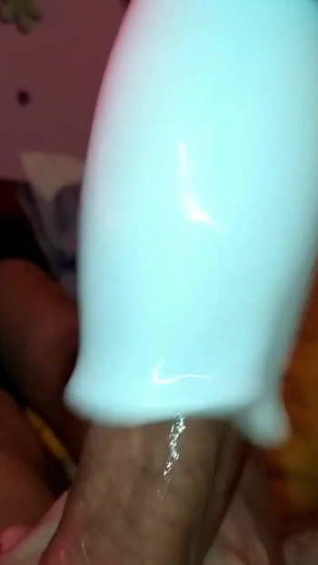来自“使用这个成人玩具时我的鸡巴变得硬和湿！