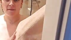 Schwangere Hausfrau macht es sich in der Dusche es sich selber!