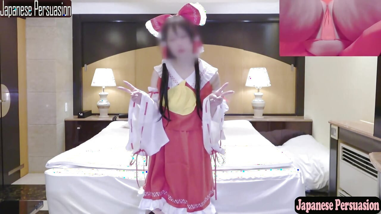 Slender Downer Style Apparel Girl Cosplayer näyttää hiljaisen viehätyksensä Reimu Shrine Maiden Again 2:na