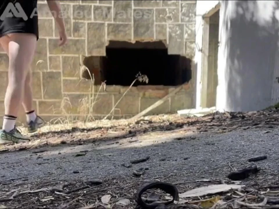 Terk edilmiş bir binayı keşfeden 2 amatör oğlan kıyafetlerini çıkarıyor ve biri delirmeye başlıyor