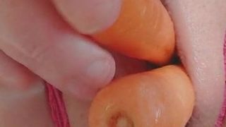Follando mi apretado coño con 2 zanahorias