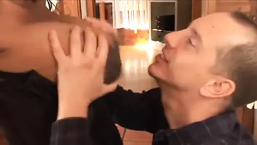 Ateşli ahlaklı fahişe ırklararası sikişiyor