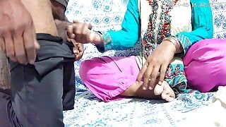 Nepalesisches zimmermädchen und chef haben sex im dschungel