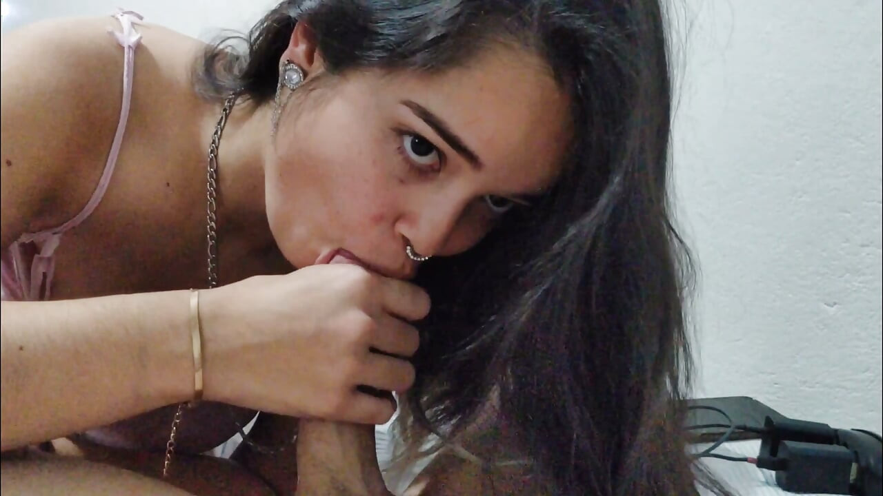 Bela mulher branca deitou na minha perna e chupou meus ovos cuidando do boquete profundo e lento