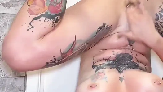 Соло мастурбация и сквирт вверх ногами.