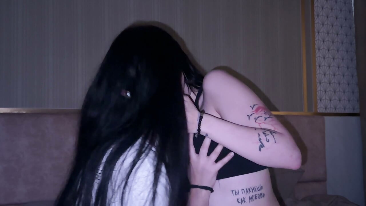 To varme brunetter kysser lidenskapelig og leverer deretter flere orgasmer