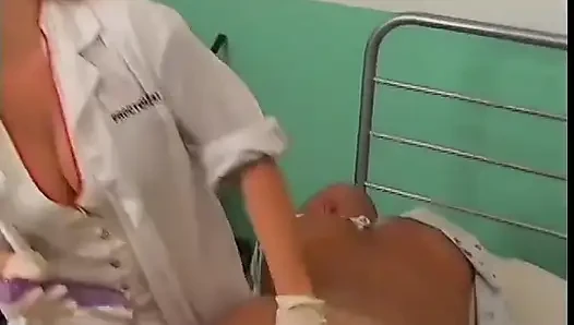 Heiße blonde krankenschwester steckt ein thermometer in den arsch des typen im operationsraum