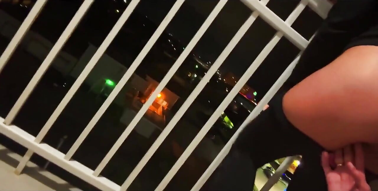 İnsanlar geçerken otel balkon seksi