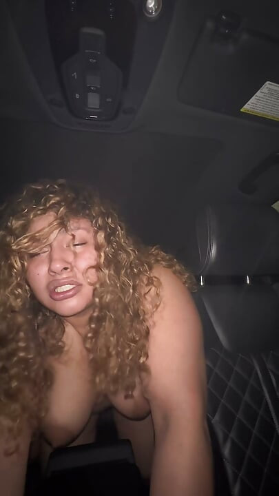 Latina montando polla en el asiento trasero