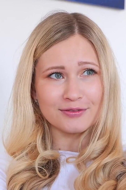 הצעצוע שלה רוטט, אבל נוגע בכוס שלה עם הידיים