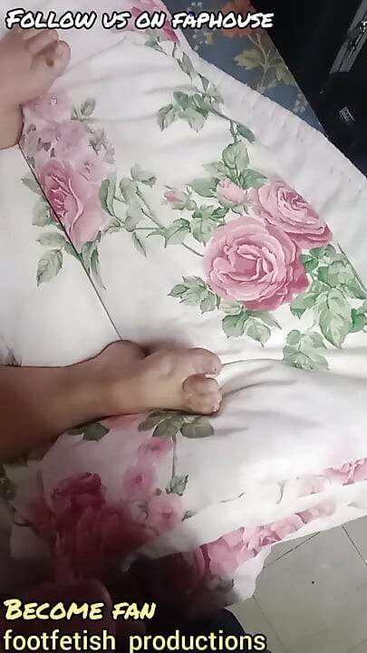 Secretly Jacking off to Stepmom's Foot