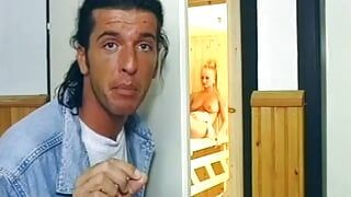 Seksi sarışın orta yaşlı seksi kadın saunada dölleniyor