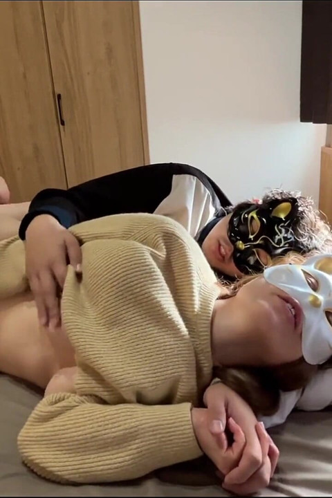 אישה נשואה מתעוותת ומגיעה לשיא פראי מוויברטור