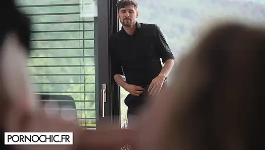 Pasangan menyambut tamu di rumah