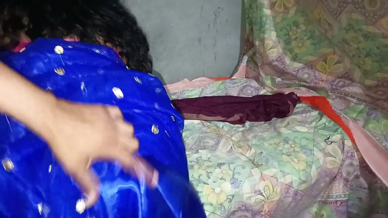 Devar ne mujhe kapde change karte huwe Dekh liya or meri chut me apna lund daal diya