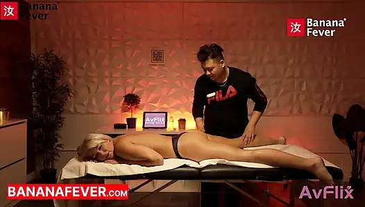 Fette chinesische masseurin verführt weiße MILF mit vollem service, happy end