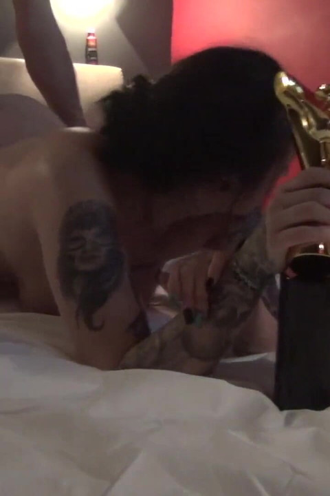 ポルノ賞を顔に近づけて、顔いっぱいに精液を注ぎ込みます