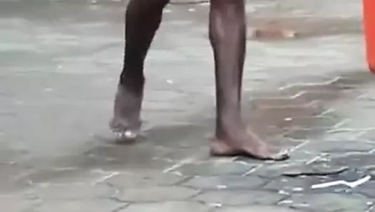 Чудовищный член бродит по улицам