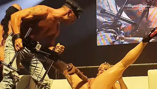 Mugurporn erotik festivalde eğleniyor