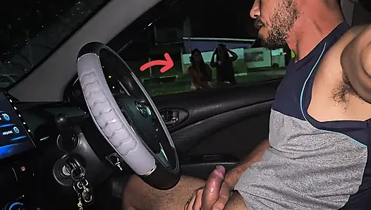 Информация На Улице Для Двух Горячих Девушек, Которые Стояли На Автобусной Остановке!