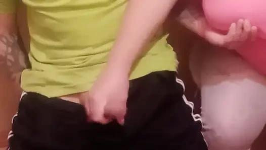 Seorang wanita ngocok kontolku close up