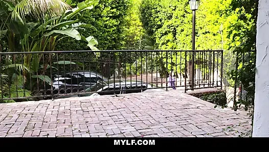 Hengst fickt seine sexy stiefmutter