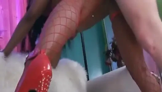 Cewek dewasa rambut cokelat dengan stoking jala merah lagi asik habis-habisan