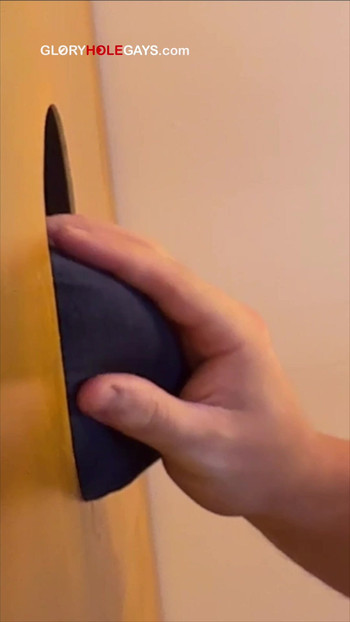 Fiatal 25 éves a gloryhole-ban, a segge a lyukban