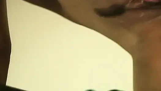 Asiatische sekretärin wird in ihr enges analloch gefickt