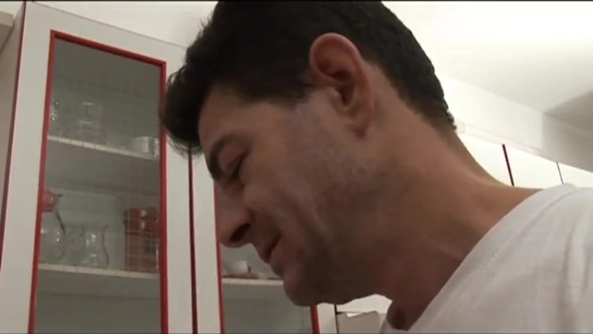 Sarışın tombul mutfakta sikişiyor... Amına boşalma
